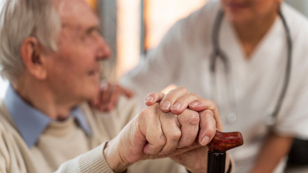 Aide à domicile : un soutien essentiel pour préserver l'autonomie des seniors